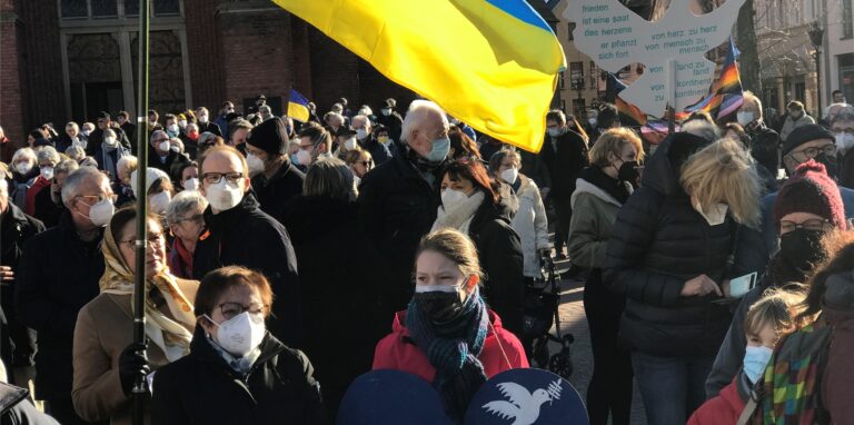 Gebtet, gesungen, Flagge gezeigt: Die Halterner setzten am Sonntag ein Zeichen für den Frieden in der Ukraine.