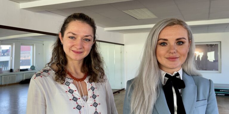 Alina Kowalski (l.) und Dana Schekun haben in einem Tanzstudio Hilfe für die Menschen in der Ukraine organisiert.