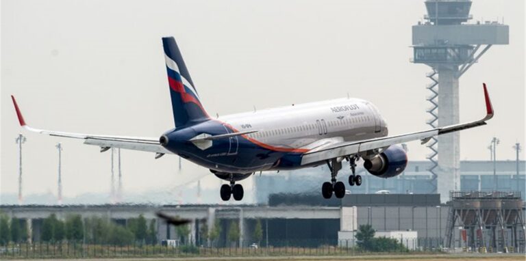 Passagierflugzeug der Aeroflot landet am BER. Deutschland sperrt ab Sonntagnachmittag den Luftraum für russische Maschinen.