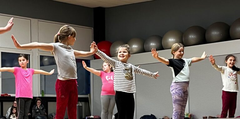 Die Kinder vom Tanz-Workshop der Stiftung Kids Alarm freuen sich auf ihren Auftritt in der Traumfänger-Galerie.