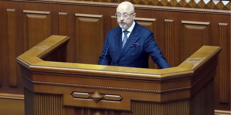 Für die ukrainische Seite wird unter anderem Verteidigungsminister Olexij Resnikow an den Verhandlungen mit der russischen Delegation teilnehmen.