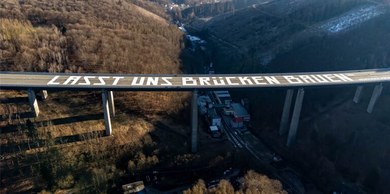 Eine riesige Friedensbotschaft ist auf der gesperrten Rahmedetal-Brücke zu sehen.