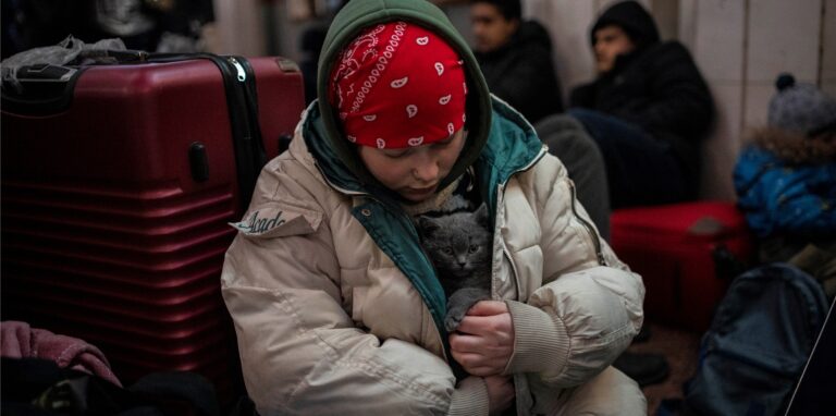 Ein ukrainisches Mädchen streichelt im Bahnhof ihre Katze, die sie in ihrem Mantel schützt. Der russische Militärangriff auf die Ukraine dauert den fünften Tag an und zwingt Hunderttausende Ukrainer und Ausländer in den Nachbarländern vor dem Krieg Zuflucht zu suchen.