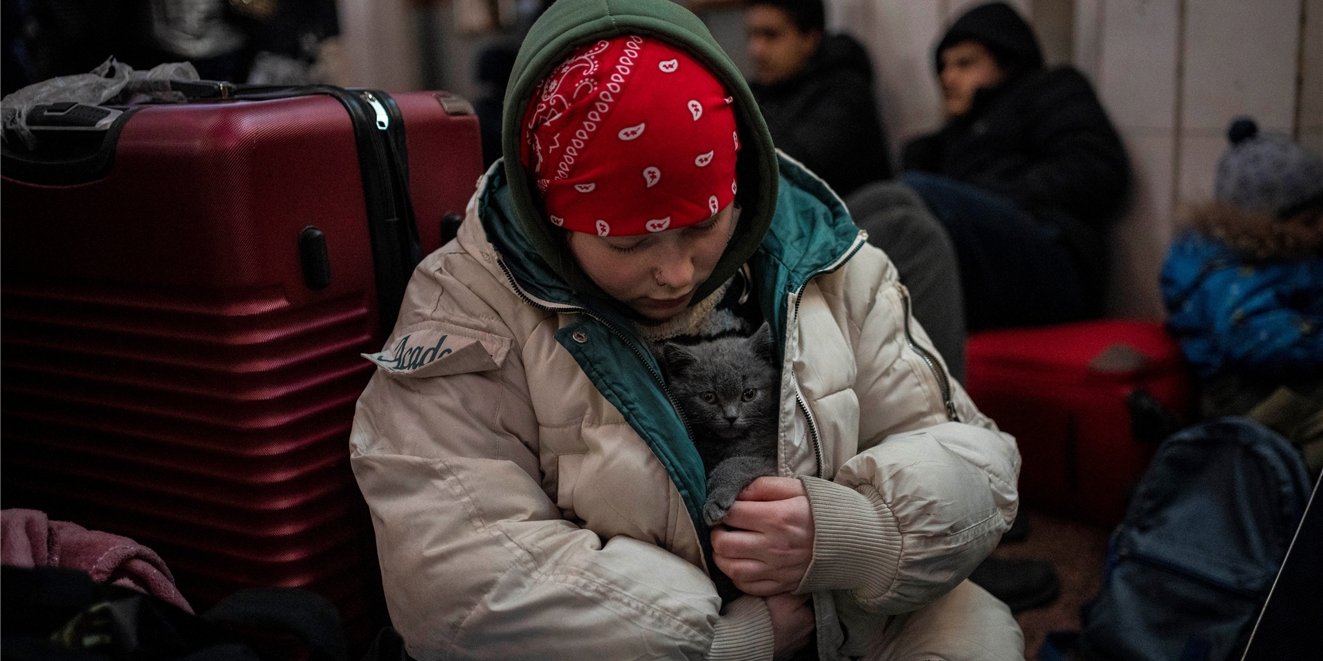 Ein ukrainisches Mädchen streichelt im Bahnhof ihre Katze, die sie in ihrem Mantel schützt. Der russische Militärangriff auf die Ukraine dauert den fünften Tag an und zwingt Hunderttausende Ukrainer und Ausländer in den Nachbarländern vor dem Krieg Zuflucht zu suchen.