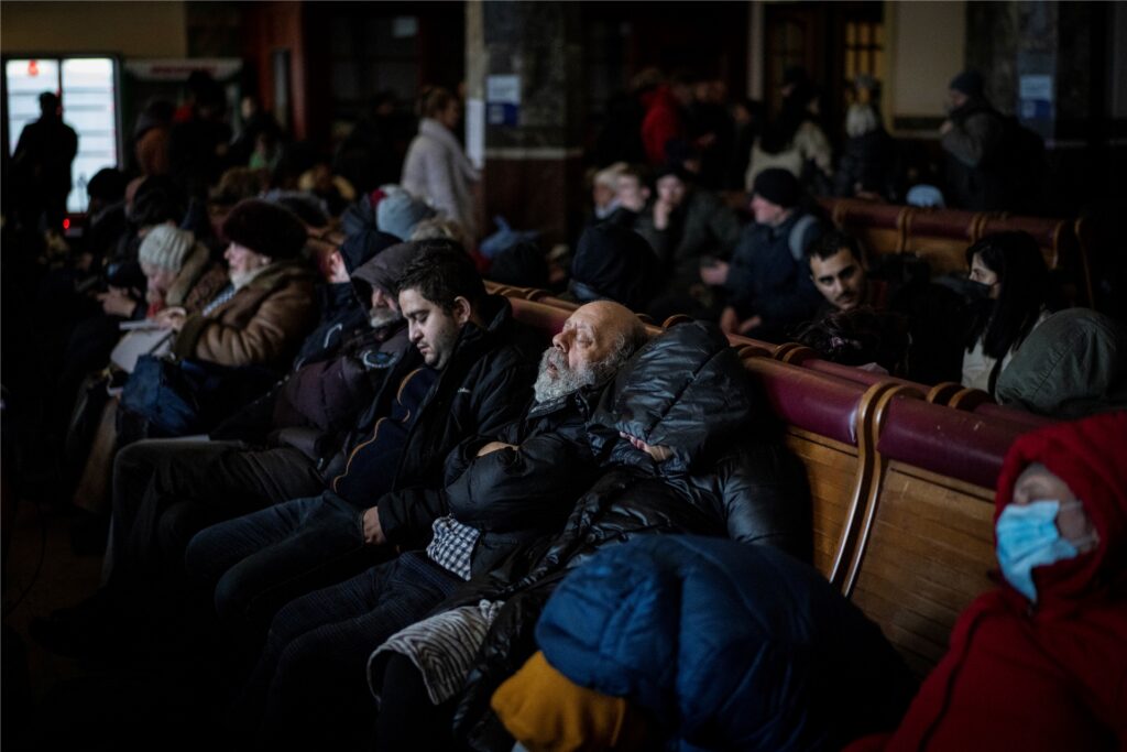 Menschen, die versuchen, aus der Ukraine zu fliehen, schlafen in einem überfüllten Bahnhof. Der russische Militärangriff auf die Ukraine dauert nun schon den fünften Tag an und zwingt Hunderttausende Ukrainer und Ausländer in den Nachbarländern vor dem Krieg Zuflucht zu suchen. Menschen, die versuchen, aus der Ukraine zu fliehen, schlafen in einem überfüllten Bahnhof. Der russische Militärangriff auf die Ukraine dauert nun schon den fünften Tag an und zwingt Hunderttausende Ukrainer und Ausländer in den Nachbarländern vor dem Krieg Zuflucht zu suchen.