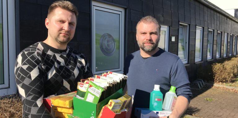 Vladislav Sokolowski (links) und sein Chef Andreas Hoffmann mit einem Teil der Spenden für die Ukraine, die bereits am ersten Tag der Aktion am Elektroninstallationsbetrieb Hoffmann an der Marienstraße 18p abgegeben wurden.