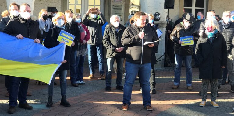 Bürgermeister Andreas Stegemann kündigte bei der Mahnwache an, dass die Stadt bereit sei, Flüchtlinge aus der Ukraine aufzunehmen.