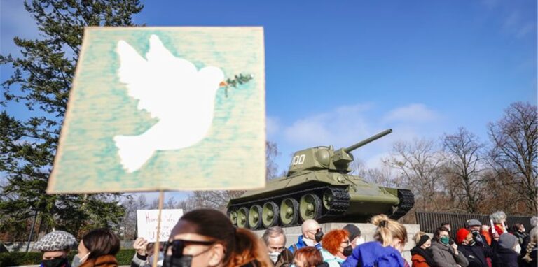Menschen demonstrieren gegen die russische Invasion der Ukraine an der Gedenkstätte für die getöteten sowjetischen Soldaten im Zweiten Weltkrieg.