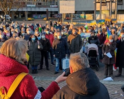 Knapp 500 Menschen versammelten sich am Montagnachmittag auf dem Creiler Platz. Sie setzten ein Zeichen gegen den Krieg in der Ukraine.