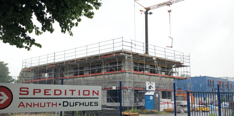 Die Spedition Anhuth-Dufhues zieht auf das ehemalige Eis-Schröer-Grundstück, hier wird gerade das Bürogebäude gebaut.
