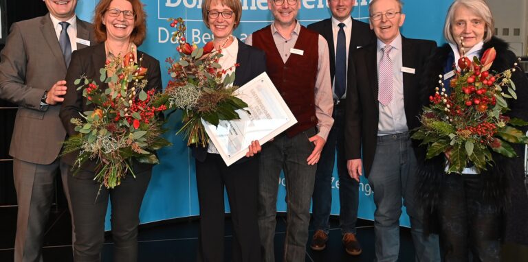 Christoph Winck, Verlagsleiter der Dorstener Zeitung, und Petra Menting (Volksbank Schermbeck) ehrten Müllerin Barbara Mense, die zur Unternehmerin des Jahres 2021 gewählt wurde. Mit ihr freuten sich Ehemann Detlef Hinzmann, Bürgermeister Tobias Stockhoff sowie Menses Eltern, Wilhelm und Johanna Mense (v.l.).