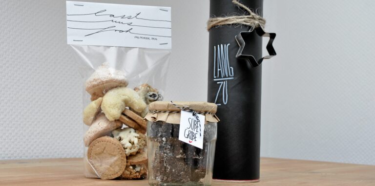 Selbst gemachte Plätzchen sind ein sehr persönliches Geschenk – wir zeigen drei Tipps, wie man sie schön verpacken kann.