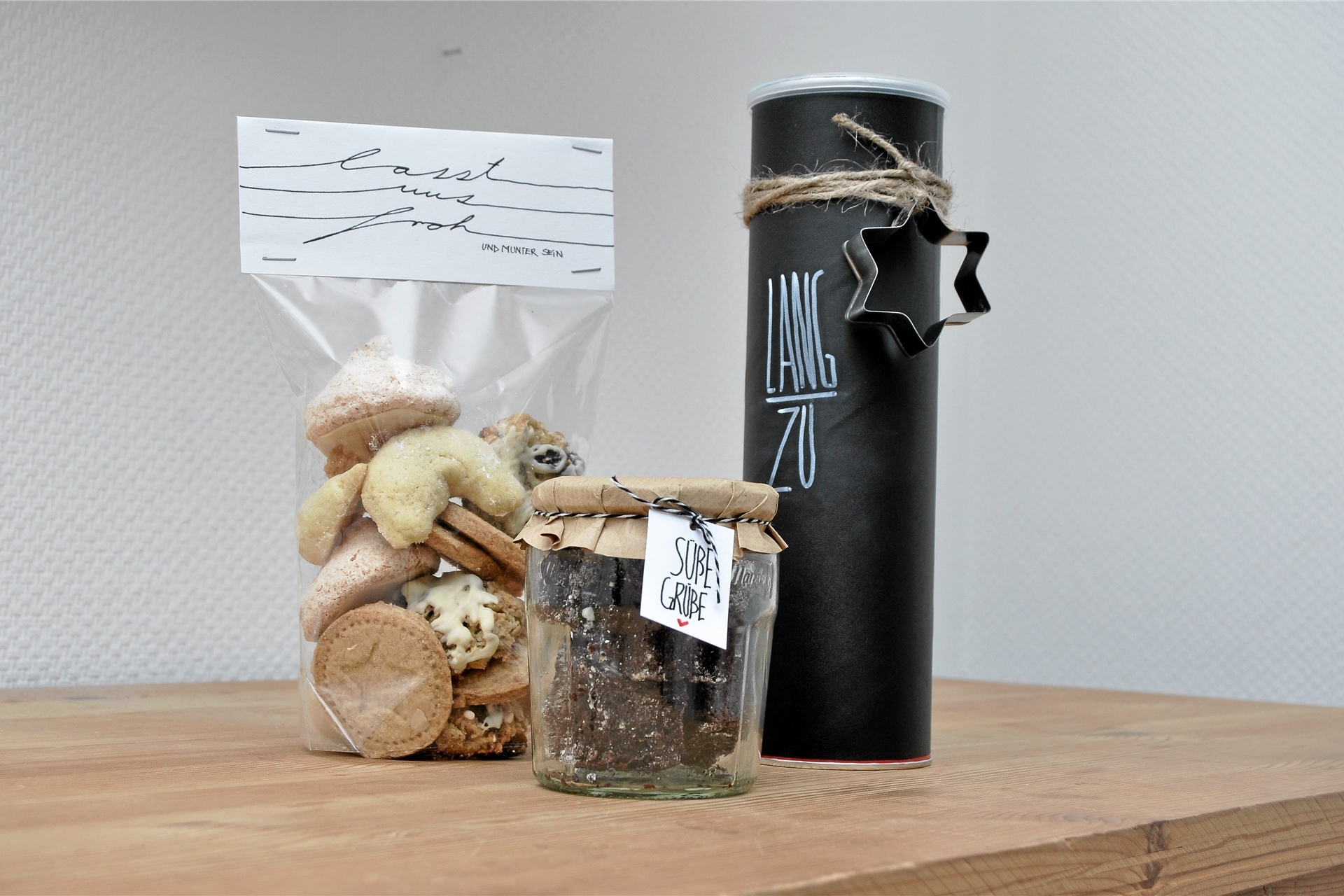 Selbst gemachte Plätzchen sind ein sehr persönliches Geschenk – wir zeigen drei Tipps, wie man sie schön verpacken kann.