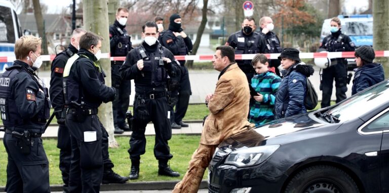 Michael Schele, Organisator der Querdenker-Autokorsos in Dorsten, im Gespräch mit Dortmunder Polizisten.