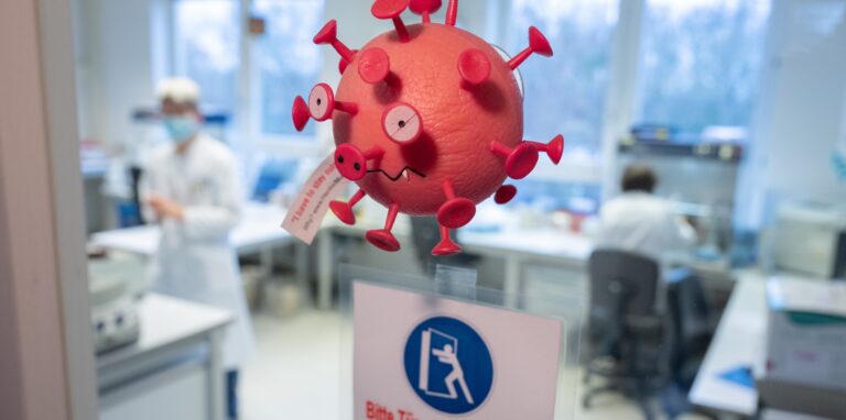 Die hochansteckende Omikron-Variante des Coronavirus sorgt nicht nur in PCR-Testlaboren, sondern auch bei den Behörden und Institutionen in Herten für hektische Betriebsamkeit. Überall wurden Notfallpläne geschmiedet.