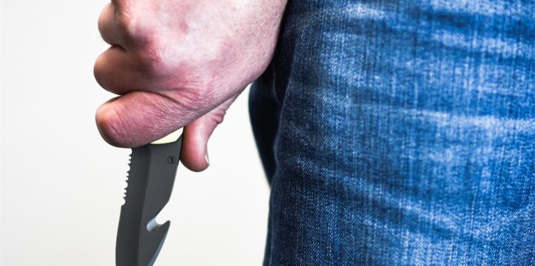 Der Täter bedrohte die Kiosk-Mitarbeiterin mit einem Messer. (Symbolbild)