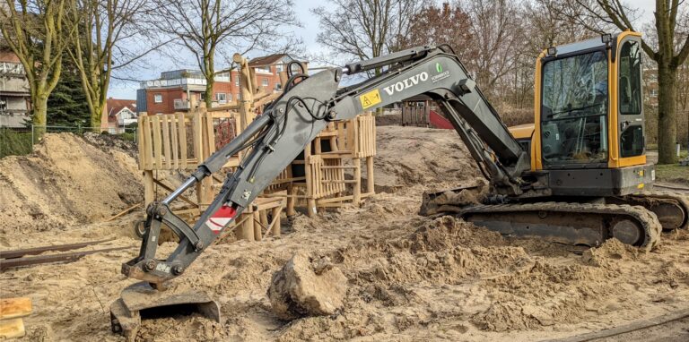 Die Bagger sind am Spielplatz auf der Hardt angerollt. Teile des neuen großen Spielgerätes stehen bereits.