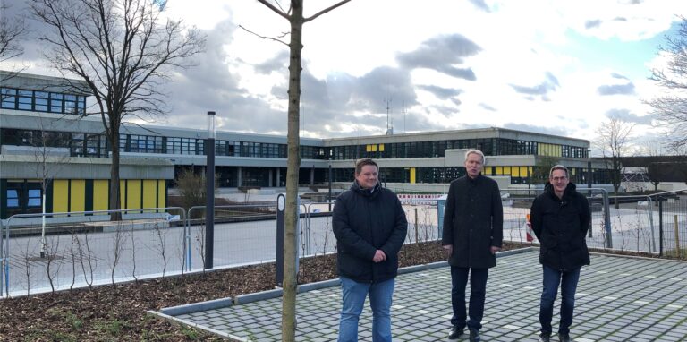 Bürgermeister Andreas Stegemann (v.l.) sowie die Schulleiter Ulrich Wessel und Frank Cremer trafen sich zur Einweihung des neuen Schulhofes an der Realschule.