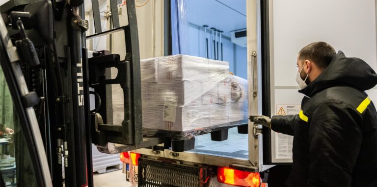 Bundeswehrsoldaten bereiten die Auslieferung von Nuvaxovid, dem Impfstoff von Novavax, für den Abtransport in Kühlfahrzeugen vor. Auch im Kreis Recklinghausen werden am Wochenende die ersten Lieferungen erwartet. Herten geht aber leer aus.