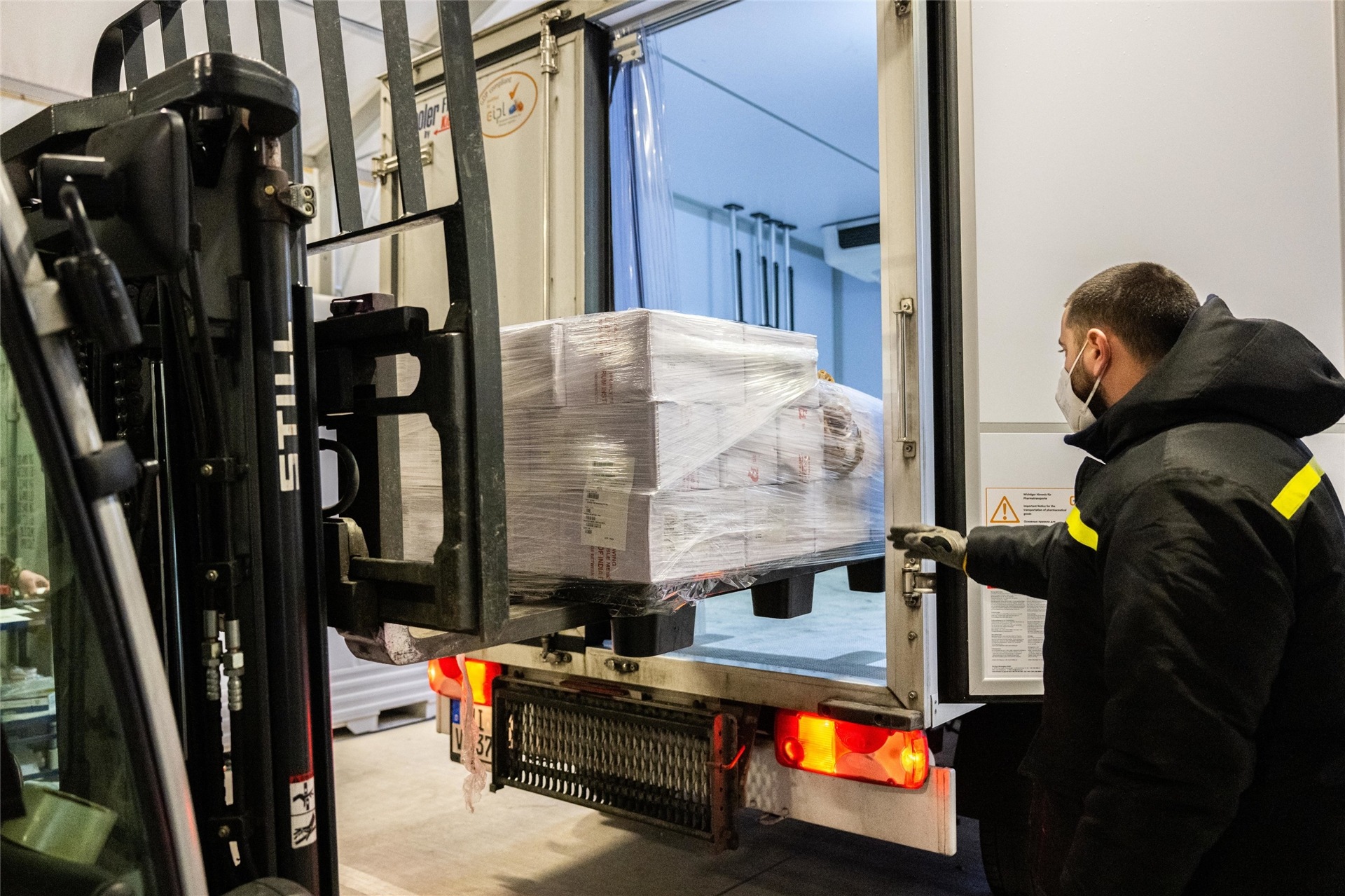 Bundeswehrsoldaten bereiten die Auslieferung von Nuvaxovid, dem Impfstoff von Novavax, für den Abtransport in Kühlfahrzeugen vor. Auch im Kreis Recklinghausen werden am Wochenende die ersten Lieferungen erwartet. Herten geht aber leer aus.