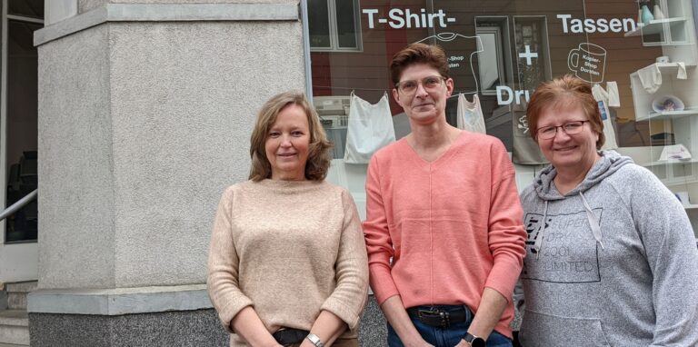 Nach 23 Jahren ist Schluss mit dem kleinen Eck-Laden an der Katharinenstraße: Melanie Aldenhoff (Mitte) und ihre Mitarbeiterinnen Gisela Hötten-Löns (links) und Sigrid Brüggemann (rechts).