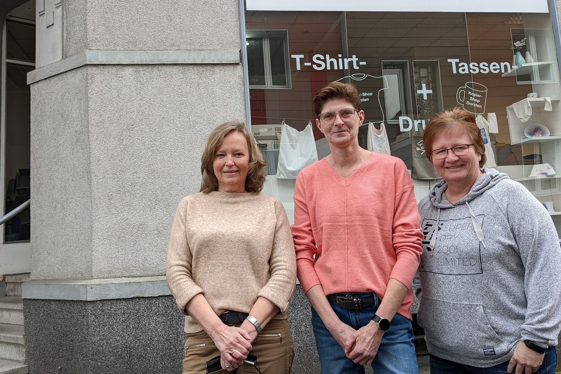Nach 23 Jahren ist Schluss mit dem kleinen Eck-Laden an der Katharinenstraße: Melanie Aldenhoff (Mitte) und ihre Mitarbeiterinnen Gisela Hötten-Löns (links) und Sigrid Brüggemann (rechts).