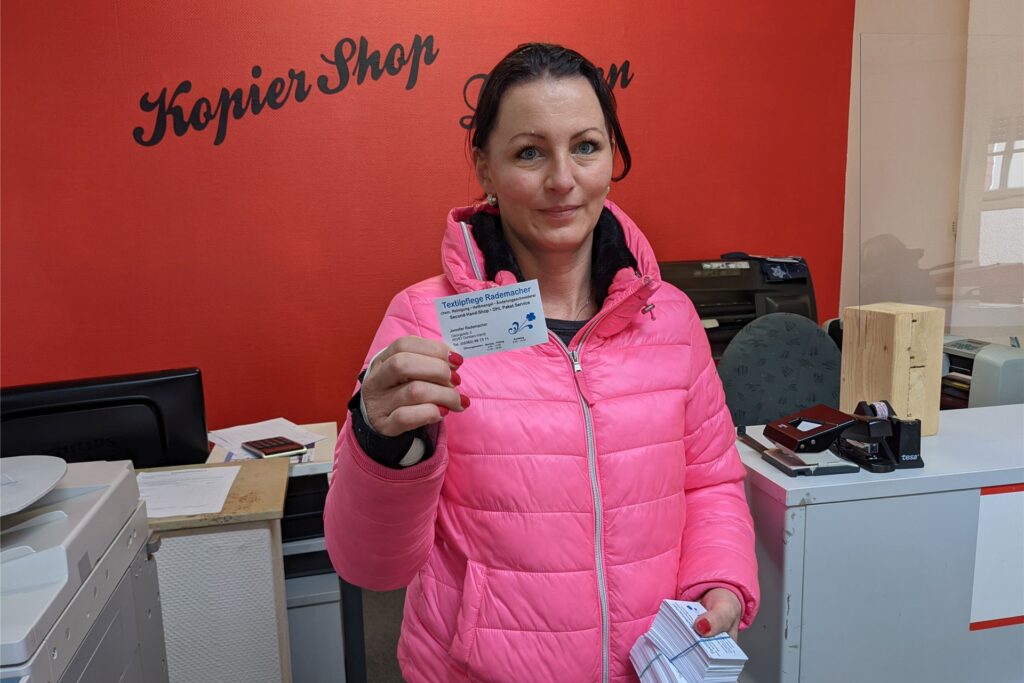 Jennifer Rademacher war mit ihrer Visitenkarten-Bestellung eine der letzten Kundinnen im Kopier-Shop Dorsten. Jennifer Rademacher war mit ihrer Visitenkarten-Bestellung eine der letzten Kundinnen im Kopier-Shop Dorsten.