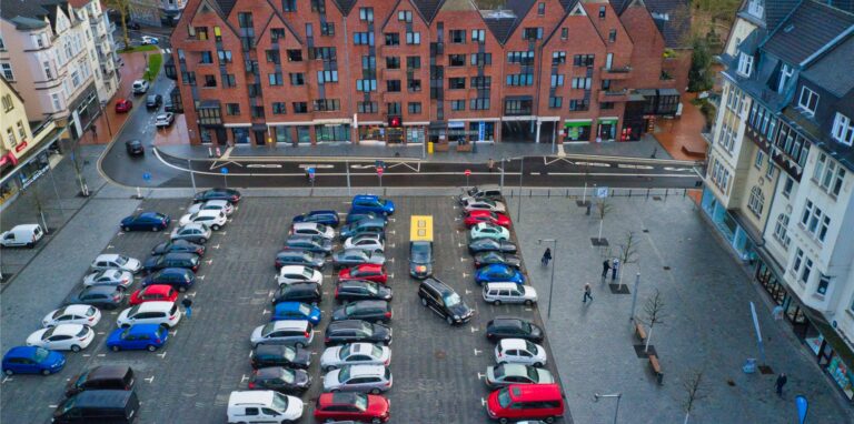 Zwischen den parkenden Autos kam es auf dem Castroper Marktplatz zu einer Schlägerei, an der vier Personen beteiligt waren. Nun sucht die Polizei Zeugen zu dem Vorfall von Montag (28.2.), 14.30 Uhr.