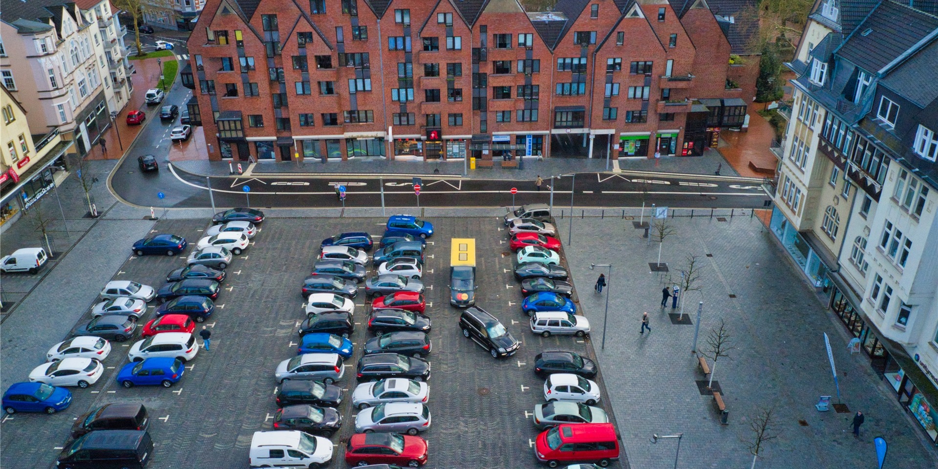 Zwischen den parkenden Autos kam es auf dem Castroper Marktplatz zu einer Schlägerei, an der vier Personen beteiligt waren. Nun sucht die Polizei Zeugen zu dem Vorfall von Montag (28.2.), 14.30 Uhr.