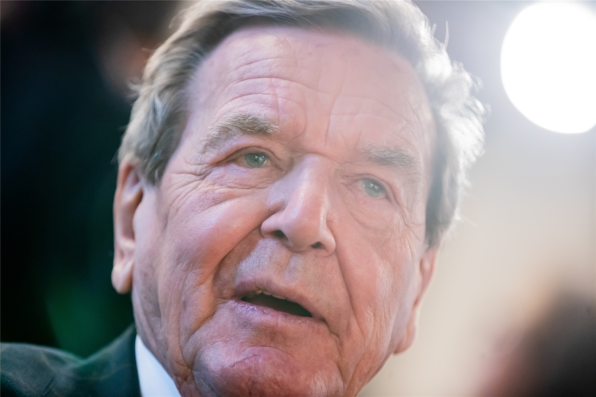 Gerhard Schröder (SPD), Bundeskanzler a.D. verliert wegen seiner Nähe zu Putin seine Mitarbeiter.