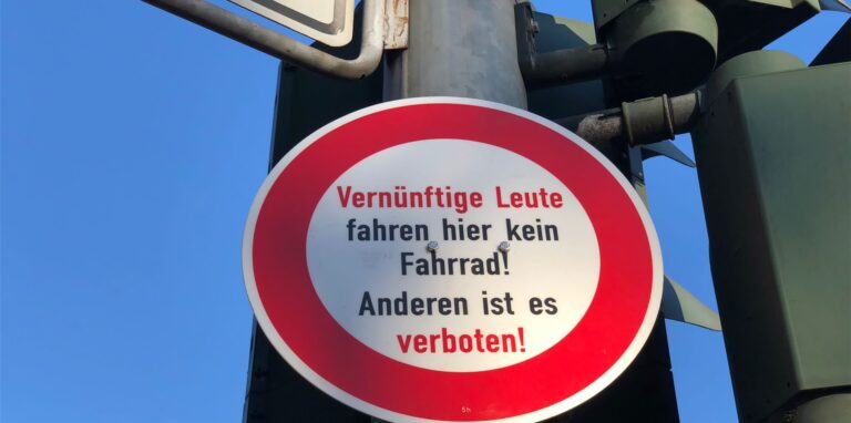 An mehreren Stellen in Haltern am See hängen die kuriosen Schilder.