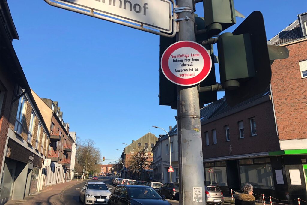 Eines dieser Schilder hängt an der Rochfordstraße Ecke Bahnhofstraße in Haltern.