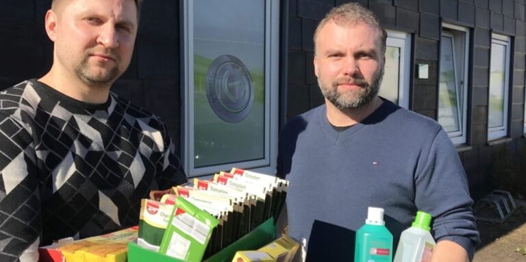 Vladislav Sokolowski (l.) und sein Chef Andreas Hoffmann mit einem Teil der Spenden für die Ukraine, die bereits am ersten Tag der Aktion am Elektroinstallationsbetrieb Hoffmann an der Marienstraße 18p abgegeben wurden.