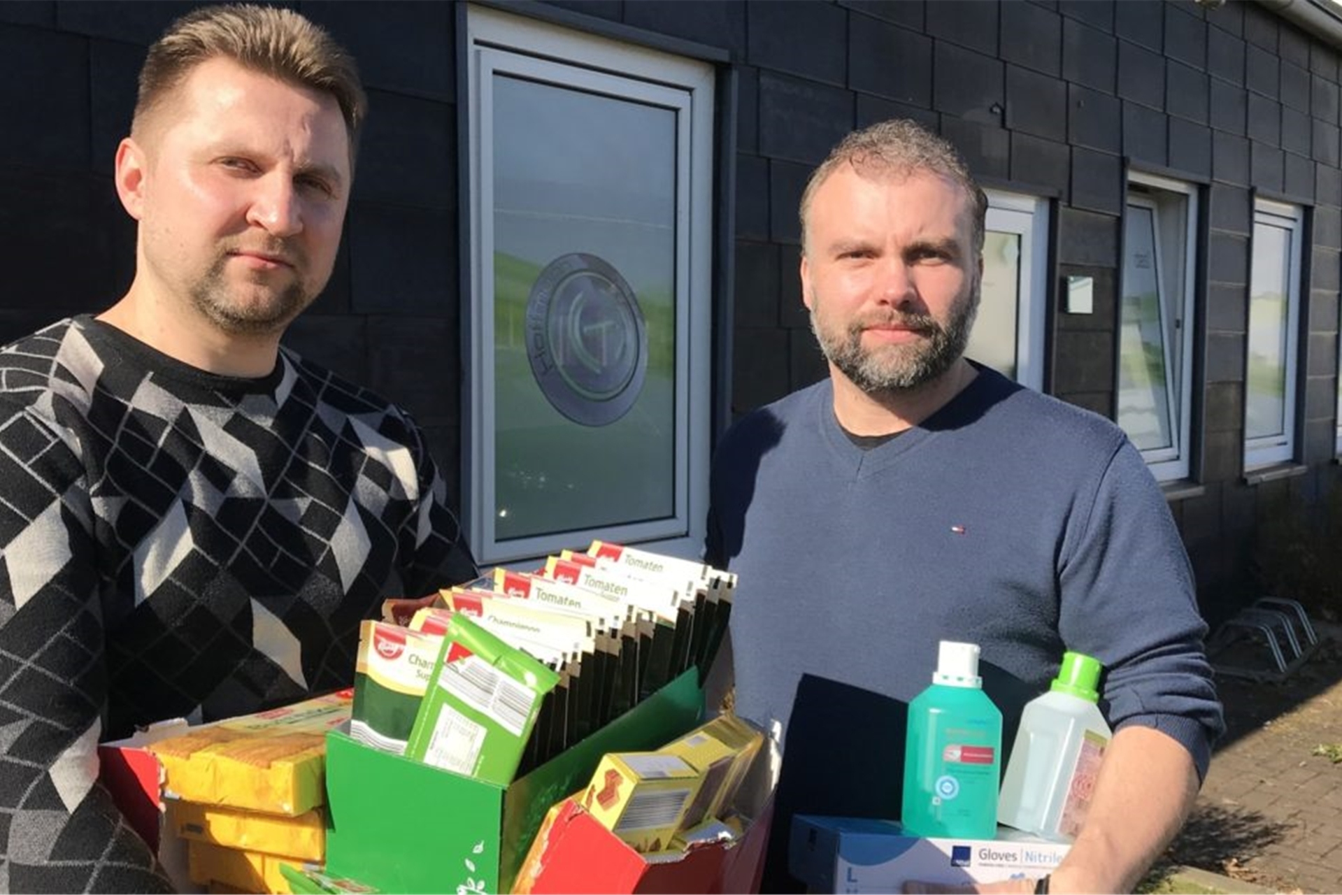 Vladislav Sokolowski (l.) und sein Chef Andreas Hoffmann mit einem Teil der Spenden für die Ukraine, die bereits am ersten Tag der Aktion am Elektroinstallationsbetrieb Hoffmann an der Marienstraße 18p abgegeben wurden.