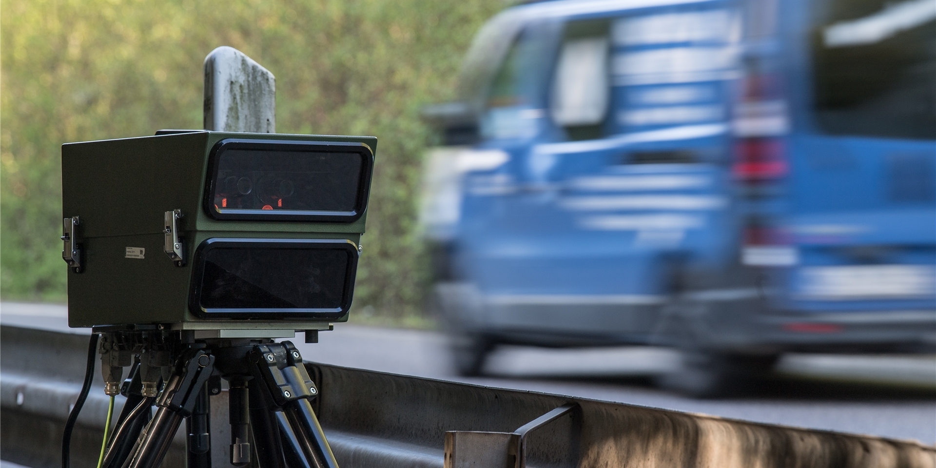 Verkehrsschild mit Zusatz Radarkontrolle