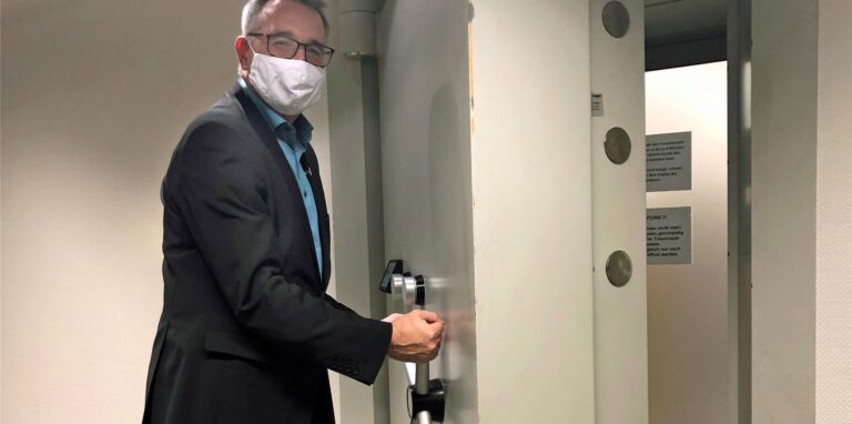 Rainer Kruck, Marktbereichsdirektor der Sparkasse Vest in Castrop-Rauxel, weiß das Geld seiner Kunden gut angelegt. Nicht nur im Tresorraum. Ob Geld oder Wertpapiere: Die Zahlen steigen.