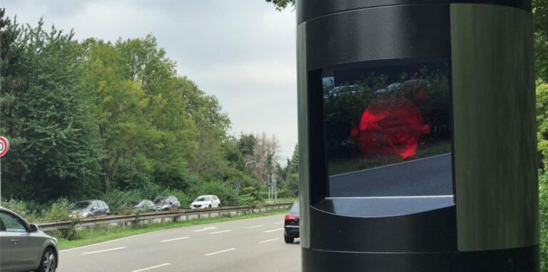 An der B235 in Höhe des Europaplatzes hat der Kreis im August 2020 einen neuen stationären Blitzer installiert. Es ist der erfolgreichste im gesamten Kreisgebiet.