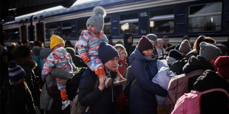Eine Gruppe von Geflüchteten aus der Ukraine kommt am Bahnhof von Przemysl in Polen an.  Die ersten Menschen haben auch schon NRW erreicht.