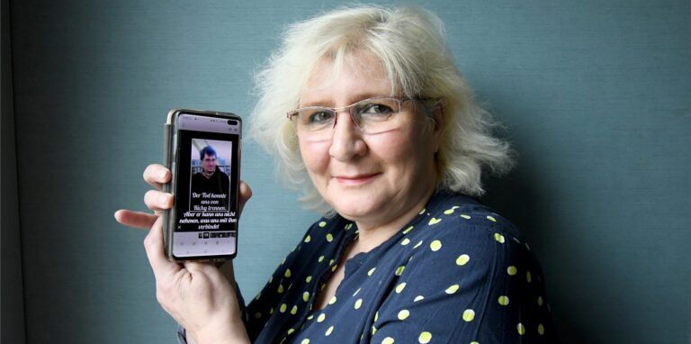 Angelika Ariens zeigt ein Foto von ihrem Sohn, der an ALS verstorben ist.
