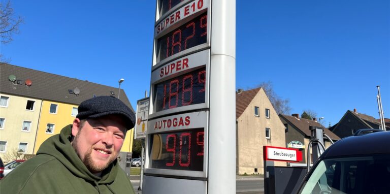 Dennis Piechkamp ringt sich an der Tankstelle Sdrenka in Westerholt angesichts der aktuellen Spritpreise nur ein gequältes Lächeln ab.