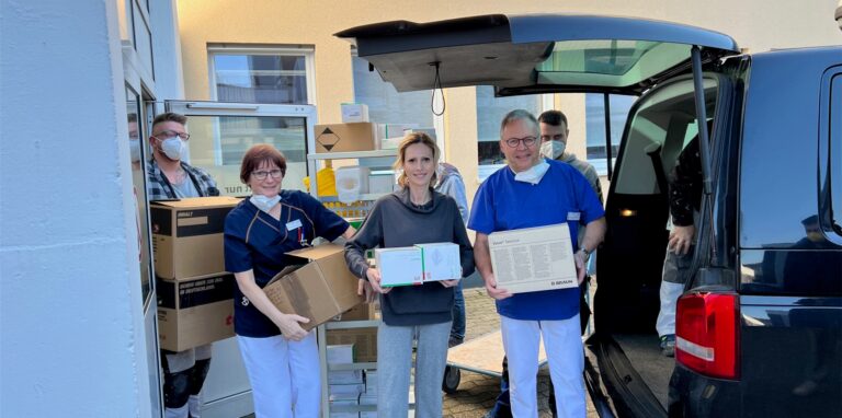 Ärztin Julia Bachmann (Mitte) freut sich mit Dr. Peter Harding und Anke Jakob, Leiterin der Zentralen Notaufnahme und Mitarbeitern der Haustechnik über die Spende von medizinischen Hilfsmittel und Ultraschallgeräten.