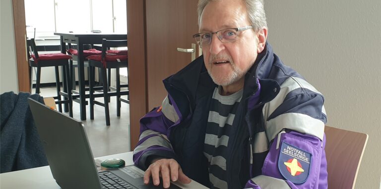 Uwe Heubach arbeitet seit zehn Jahren als Notfallseelsorger. Zusammen mit Peter Bromkamp koordiniert er Arbeit und Schulungen von rund 80 Ehrenamtlichen am Zentrum in Herten.