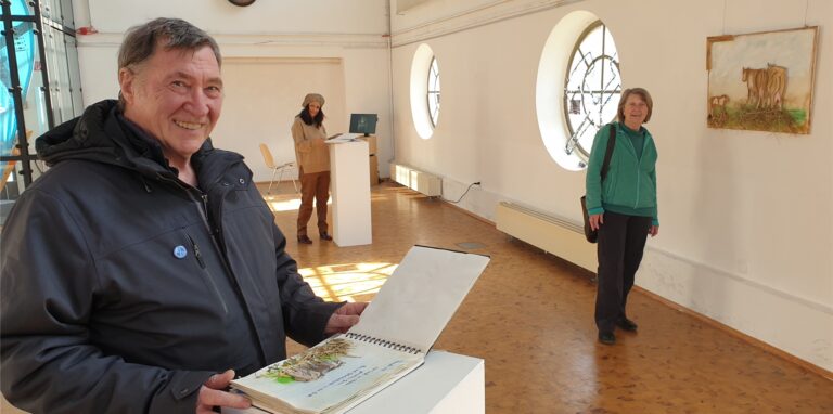 Die Hertener Hubert Wissing und Annette Schubert (r.) mit Künstlerin Suria Kassimi in der Maschinenhalle Scherlebeck.