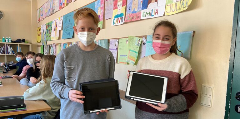 Daniel (12) und Sophie (11) gehen in die 6c des Willy-Brandt-Gymnasiums Oer-Erkenschwick. Jeder Schüler aus ihrer Klasse hat ein iPad bekommen. Bezahlt wurde das aus dem Digitalpakt Schule des Bundes.