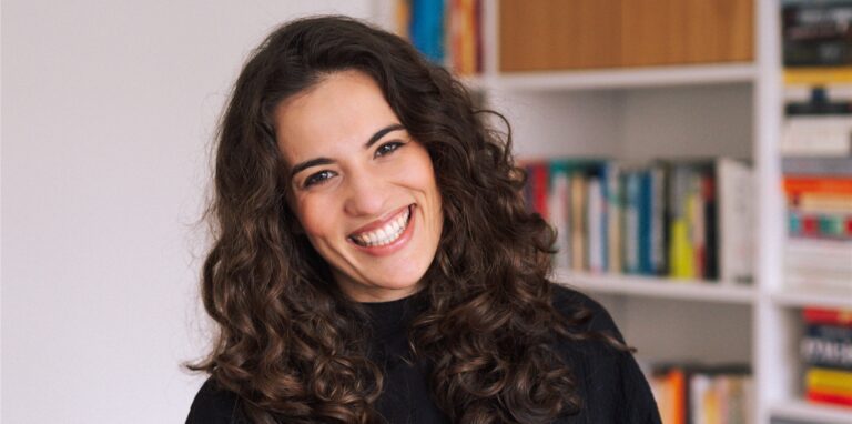 Die Moderatorin Mona Ameziane liest in Oer-Erkenschwick aus ihrem ersten Buch „Auf Basidis Dach“.