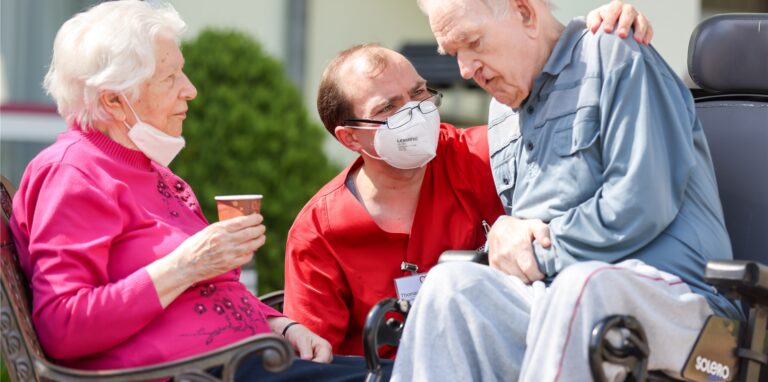 Wer nicht gegen das Coronavirus geimpft oder von einer Infektion genesen ist, darf bald nicht mehr in Pflegeberufen arbeiten.