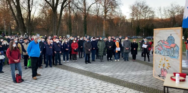 300 Menschen beten an der griechisch-orthodoxen Kirche Heiliger Dimitrios in Herten-Süd für den Frieden.
