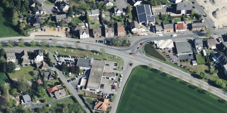 An dieser großen Kreuzung in Waltrop nahm die Busfahrerin einem Auto die Vorfahrt. Nach der Kollision kam der Bus erst im Feld am unteren Bildrand zum Stehen.