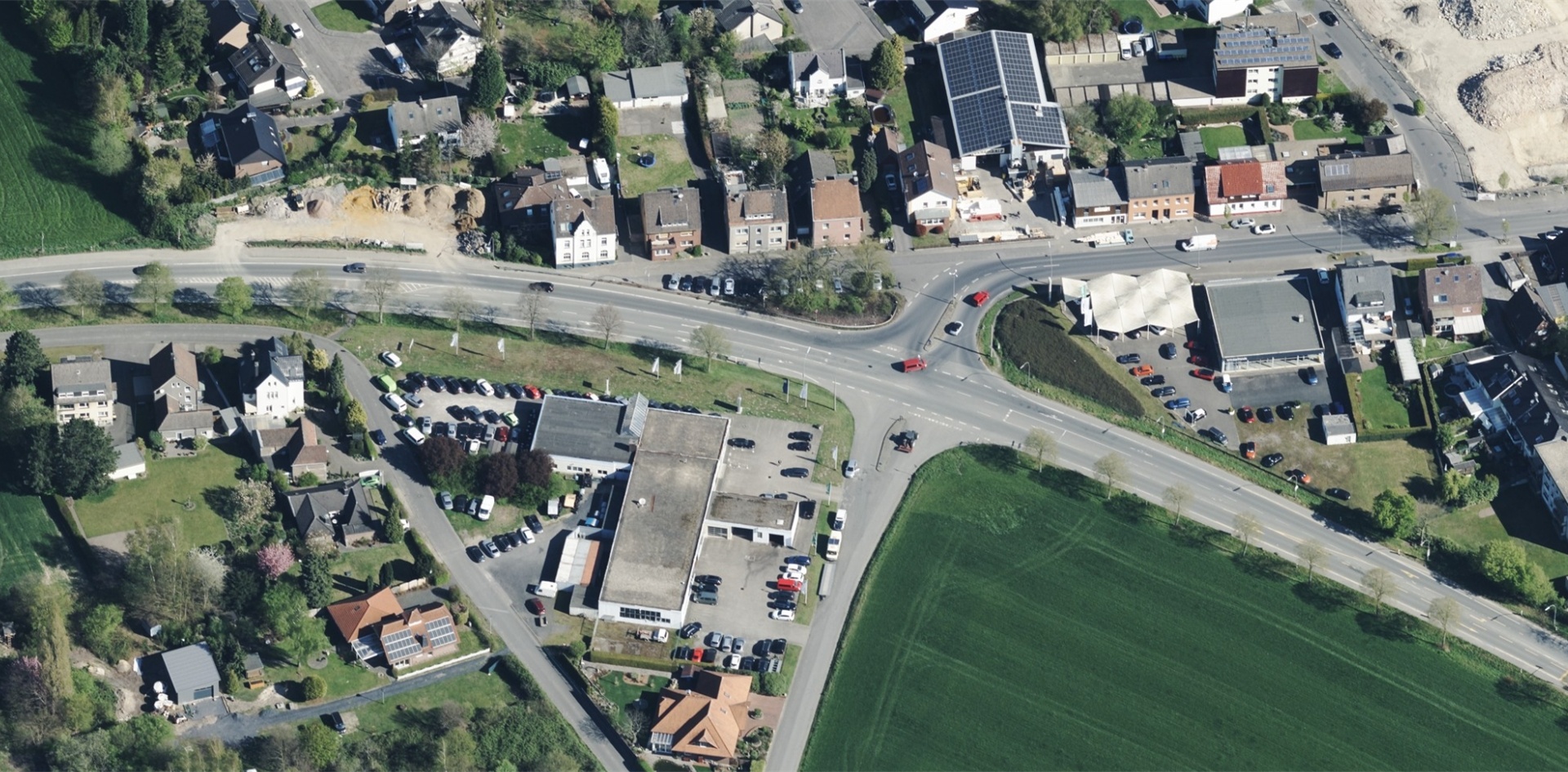 An dieser großen Kreuzung in Waltrop nahm die Busfahrerin einem Auto die Vorfahrt. Nach der Kollision kam der Bus erst im Feld am unteren Bildrand zum Stehen.
