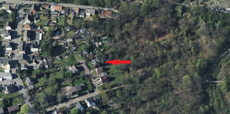Die Lage direkt am Waldrand und trotzdem mitten in der Stadt machen das gerade im Netz zu findende Haus zu einer attraktiven Sache.